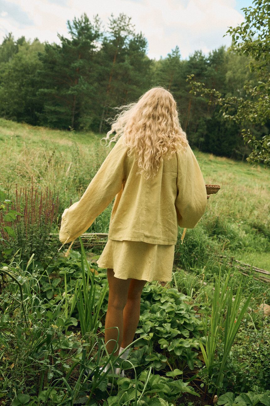 Butter yellow linen outfit back view, blouse with wide sleeves and matching mini skirt